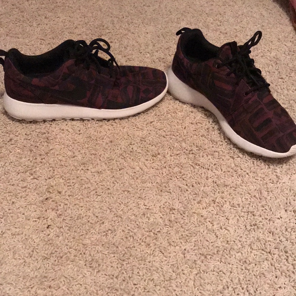 Maroon and black Nike roshes